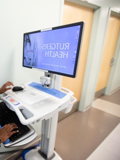 Women in hospital at computer